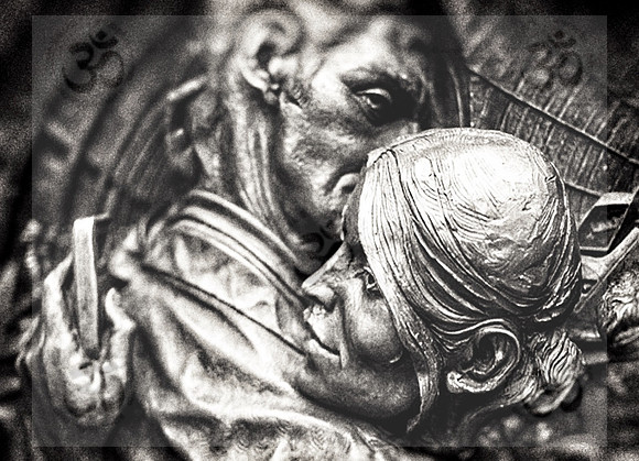 Modern Embrace in the city of culture