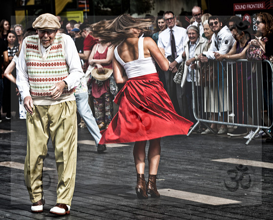 Dancing in the street ,  ( VI )