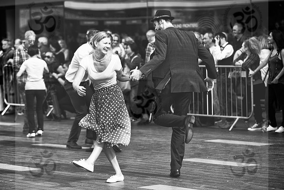 Dancing in the dtreet , monochrome  ( II )